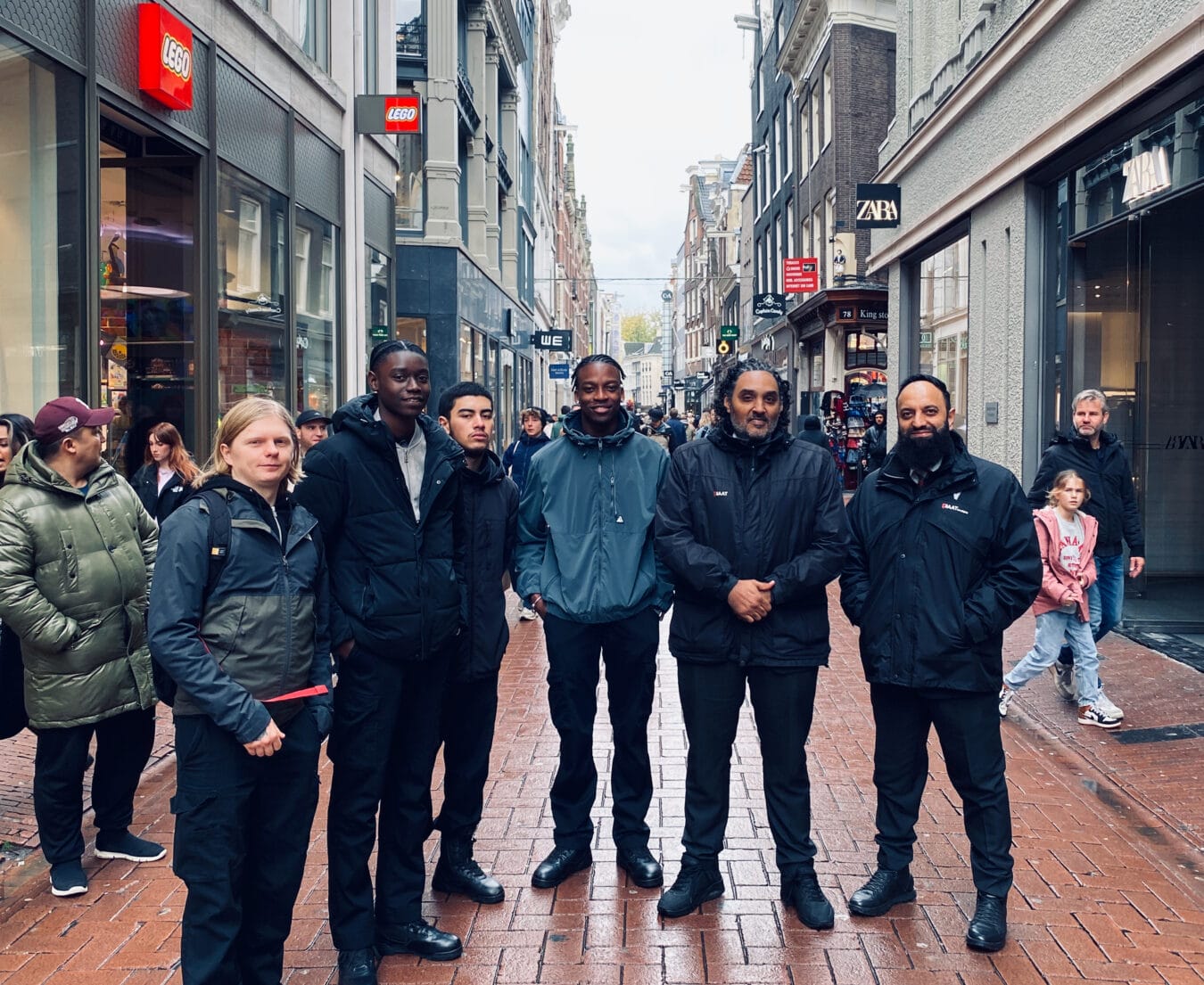 Leerlingen van ROC Amsterdam lopen mee met onze beveiligers in de winkelstraat